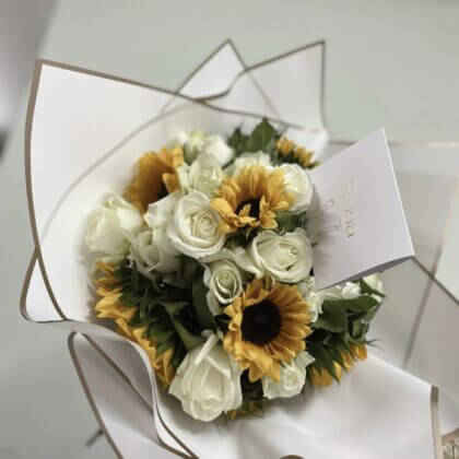 Sunflower bliss - 20 white roses/10 sunflowers
