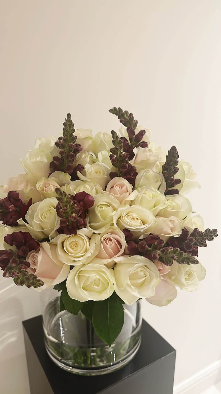 40 dreamy roses includes vase