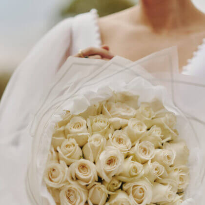50 white avalanche roses