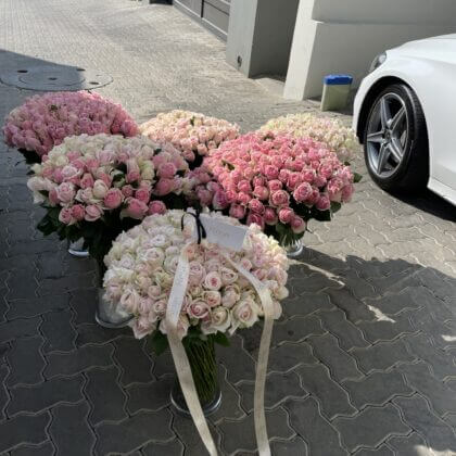 600 pink roses in vases (3 x 100 pink avalanche , 2x 100 salmon pink roses , 1 x pink ava/salmon mixed)
