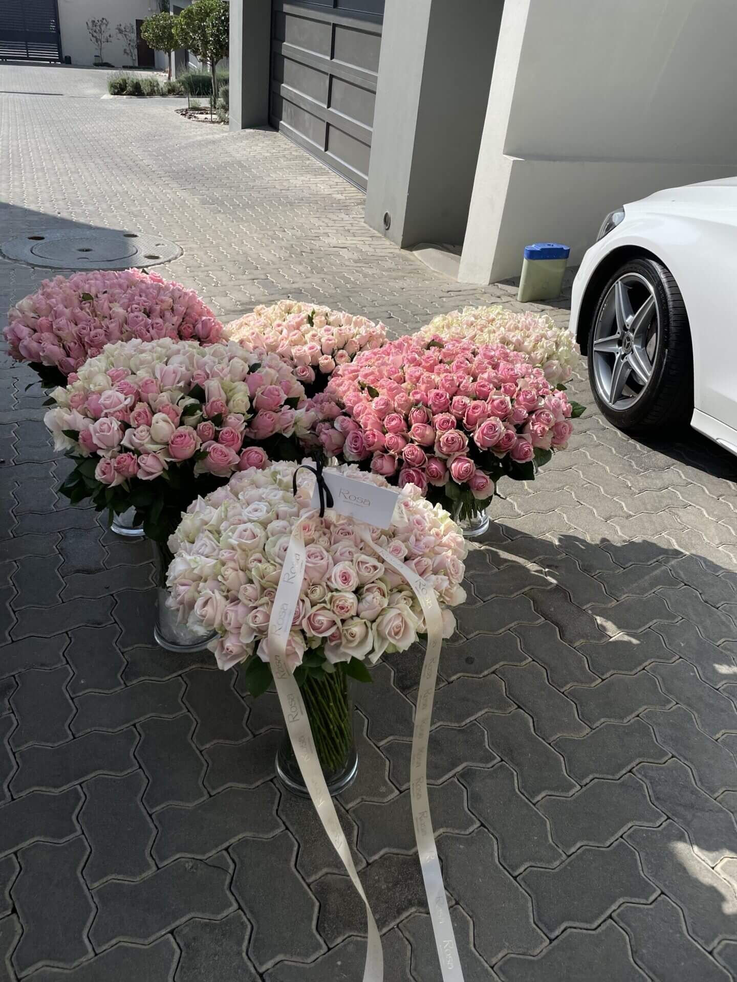 600 pink roses in vases (3 x 100 pink avalanche , 2x 100 salmon pink roses , 1 x pink ava/salmon mixed)