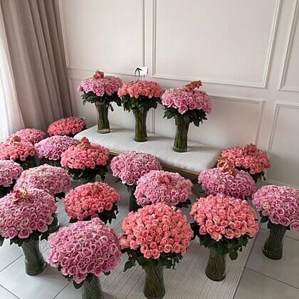 2000 pink roses in vases with orchids ontop
