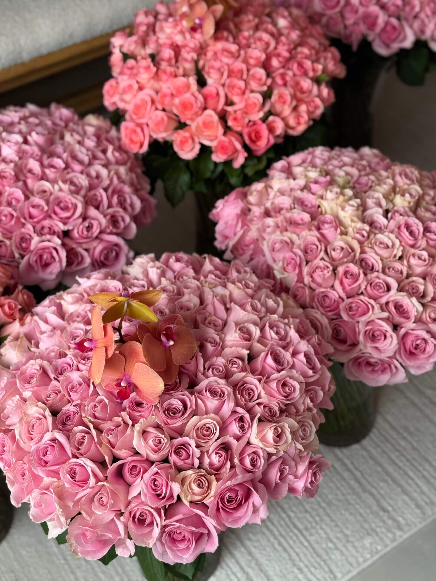 2000 pink roses in vases with orchids ontop - Image 3