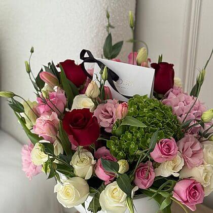 Gardenia in a mushroom vase (70 stems)