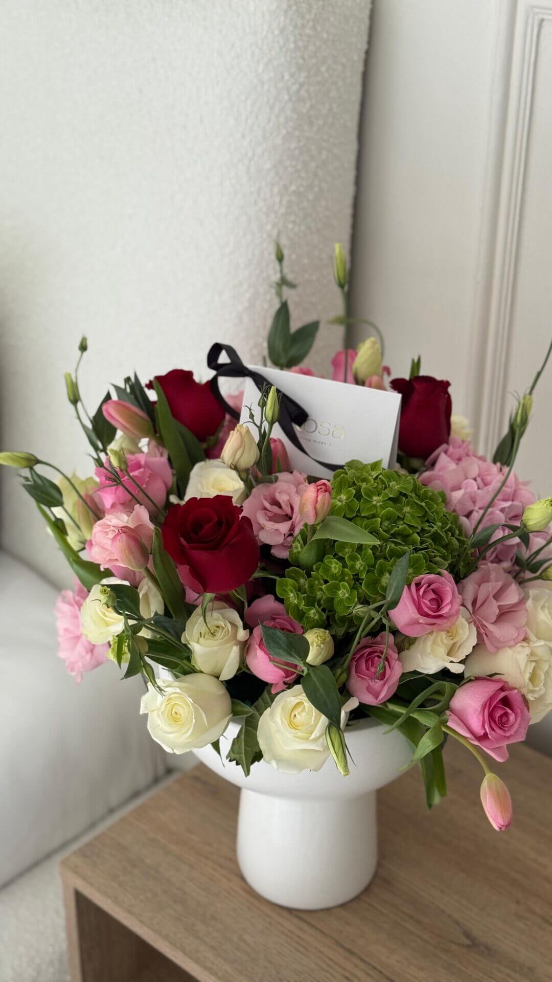 Gardenia in a mushroom vase (70 stems)