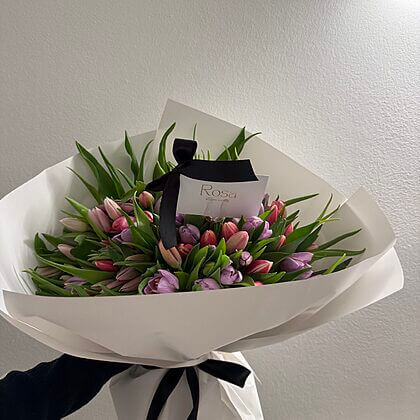 Winter tulip bouquet (shades might vary slightly)